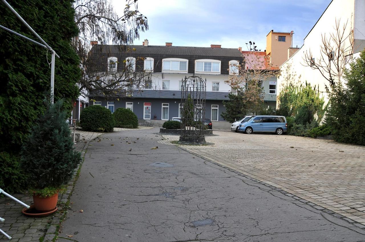 Lučenec Apartmany Mojzitov Dvor מראה חיצוני תמונה
